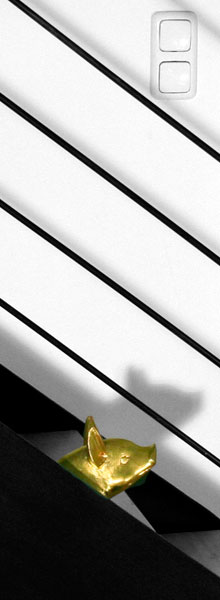 Goldenes Schwein auf der Treppe